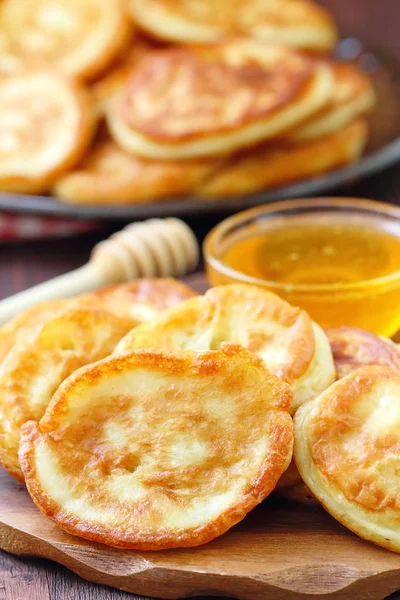 Leckere Pfannkuchen Mit Honig Zum Essen Serviert — Stockfoto