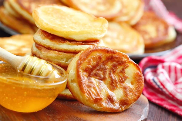 Leckere Pfannkuchen Mit Honig Zum Essen Serviert — Stockfoto