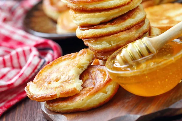 Deliziose Frittelle Con Miele Servite Mangiare — Foto Stock