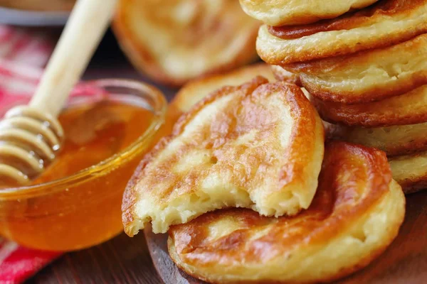 Leckere Pfannkuchen Mit Honig Zum Essen Serviert — Stockfoto