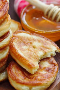 Bal ile lezzetli gözleme yemek için servis