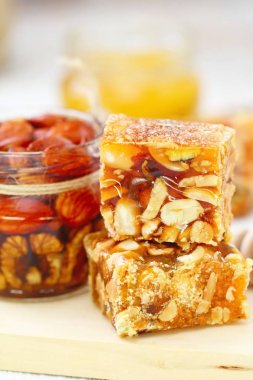 Bal ve tatlı marmelat hayalarına çeşitli fındık ile