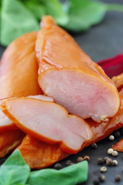 Füme tavuk fileto yemek için hazır