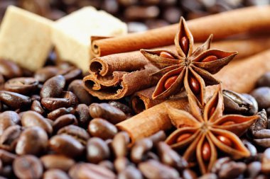 Aromatik kahve, anason, şeker ve tarçın ile ayarla