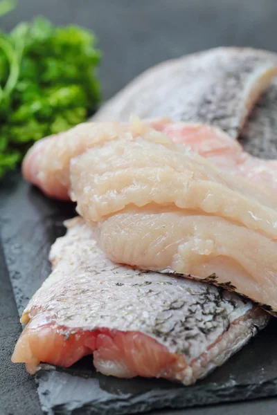 Çiğ balık yemek için hazır — Stok fotoğraf