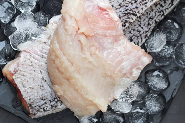 Сырая рыба готова к приготовлению — стоковое фото
