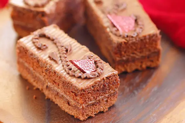 Chokladkaka Med Söt Grädde Bordet — Stockfoto