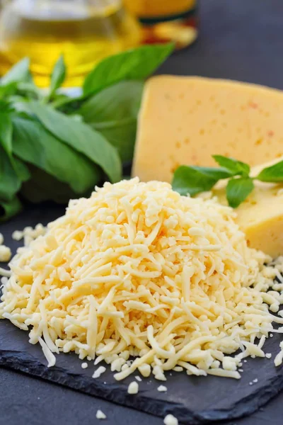 Strouhaný sýr na stůl — Stock fotografie
