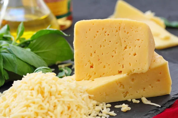 Sýr s bazalkou a zeleninou — Stock fotografie