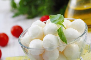 Mozzarella peyniri, domates ve taze yeşillik - caprese salatası için malzemeler