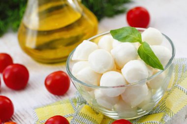 Küçük mozzarella toplar, cherry domates ve taze yeşillik - caprese salatası için malzemeler
