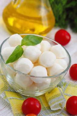 Mozzarella peyniri, domates ve taze yeşillik - caprese salatası için malzemeler