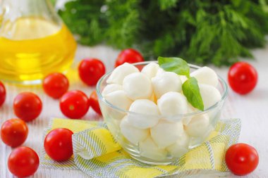 Mozzarella peyniri, domates ve taze yeşillik - caprese salatası için malzemeler