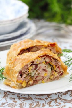 Etli börek kuru ve tatlı mısır