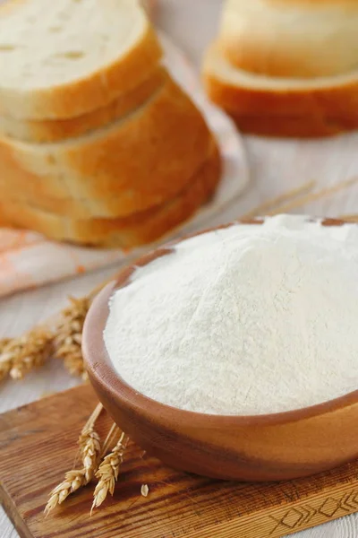 Farina Ciotola Con Spighe Grano Sul Tavolo — Foto Stock