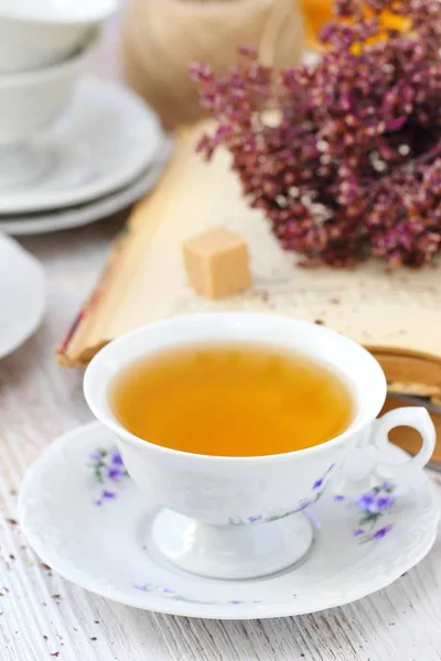 Bardak Bitkisel Çay Masaya Kuru Çiçek — Stok fotoğraf