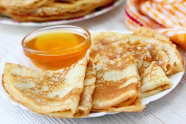 Bal ile lezzetli gözleme yemek için servis