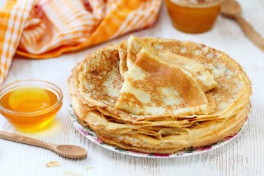 Bal ile lezzetli gözleme yemek için servis