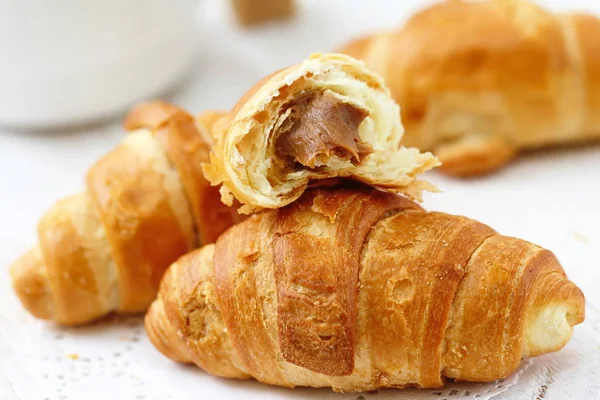 Croissant Dulce Con Caramelo Para Desayuno Mesa —  Fotos de Stock