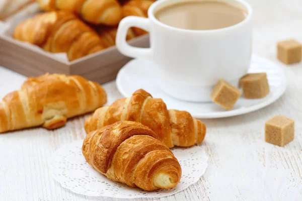 Desayuno Con Café Blanco Croissant Dulce Con Caramelo —  Fotos de Stock