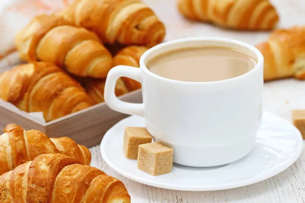 Śniadanie Białej Herbaty Słodkiego Rogalika Karmelem — Zdjęcie stockowe