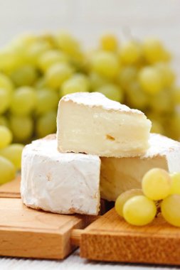 Brie peyniri ve üzüm türü. Camembert peyniri.