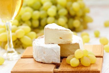 Brie peyniri ve üzüm türü. Camembert peyniri.