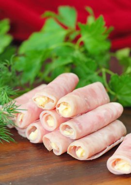 Jambon peynir, sarımsak ve mayonez ile doldurulmuş rulo yapılmış