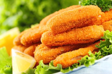 Kızarmış tavuk nuggets masanın üzerine yapışır.
