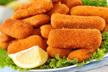 Kızarmış tavuk nuggets masanın üzerine yapışır.