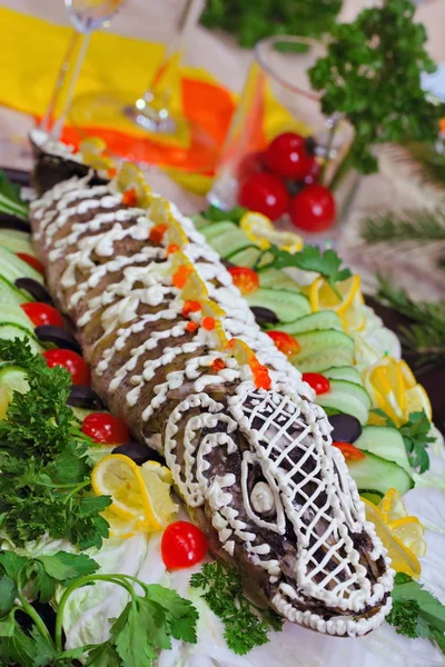 Comida de celebración. Lucio relleno sobre mesa servida — Foto de Stock