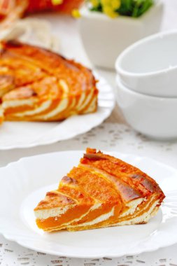 Kahvaltıda kabak ve süzme peynir güveci.