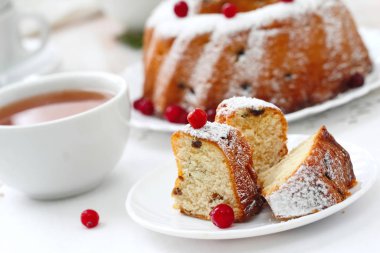 Yabanmersinli ve kuru meyveli ev yapımı meyveli kek.