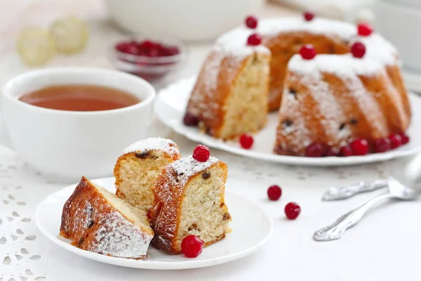 Bolo de frutas caseiro com cranberries e frutas secas — Fotografia de Stock