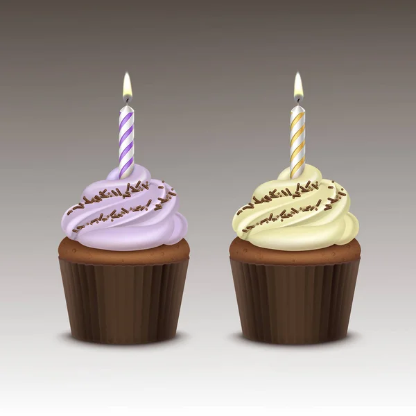 Conjunto de vectores de magdalena de cumpleaños con crema batida amarilla lila clara, chispas de chocolate y una vela de cerca aislada en el fondo — Vector de stock