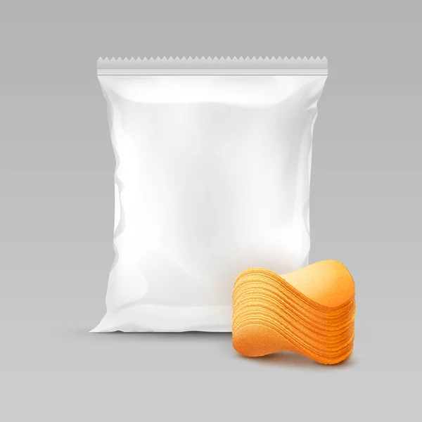 Sac en plastique scellé vertical blanc vectoriel pour la conception de l'emballage avec pile de croustilles de pommes de terre Fermer Isolé sur le fond — Image vectorielle