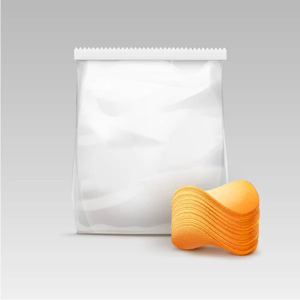Vector witte verticale verzegelde doorzichtige Plastic zakje voor pakketontwerp met Stack van aardappel krokant Chips close-up geïsoleerd op witte achtergrond — Stockvector