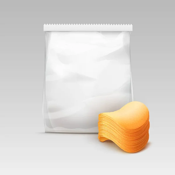 Bolso plástico transparente sellado vertical blanco del vector para el diseño del paquete con la pila de patatas fritas crujientes primer plano aislado en fondo blanco — Vector de stock