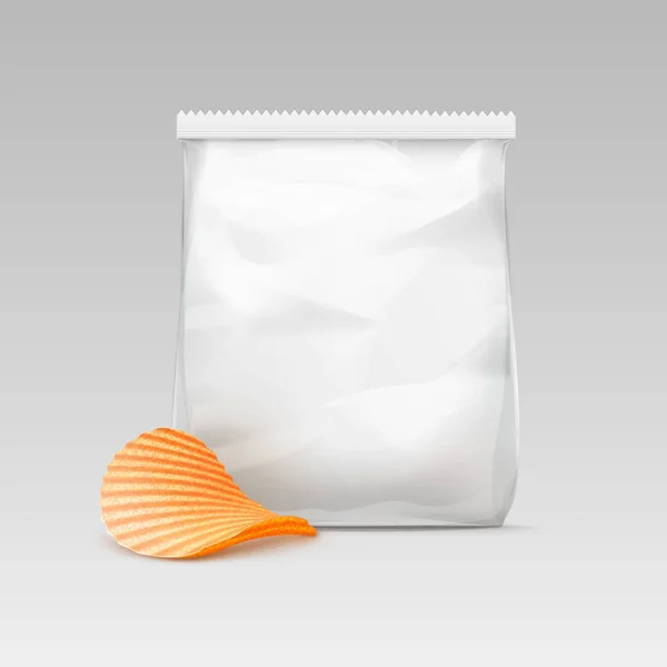 矢量白色垂直密封的透明塑料袋包装设计与马铃薯纹波脆芯片靠得很近在白色背景上的分离 — 图库矢量图片