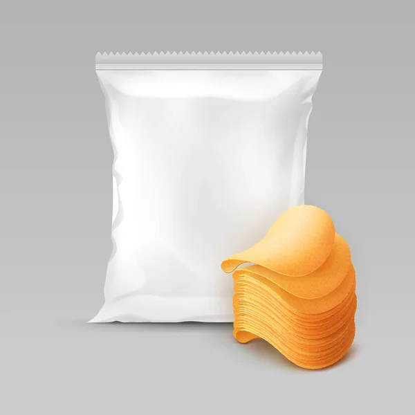 Vektor weiß vertikal versiegelte Folie Plastiktüte für Verpackungsdesign mit Stapel von Kartoffel knusprigen Chips in Nahaufnahme isoliert auf dem Hintergrund — Stockvektor