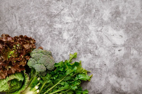 Свежие органические овощи с рынка, вид сверху на био-салат, б — стоковое фото