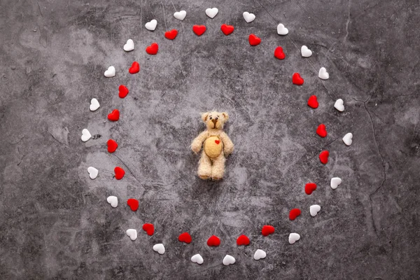 Pequeños corazones rojos y blancos sobre un fondo de piedra negra. Valenti. —  Fotos de Stock