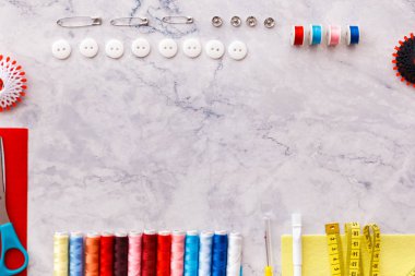 Renkli dikiş ve terzilik araçları ve ışık arka grubunda ögeler