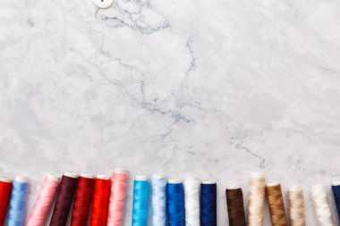Renkli dikiş ve terzilik araçları ve ışık arka grubunda ögeler