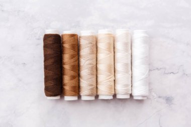 Renkli dikiş ve terzilik araçları ve ışık arka grubunda ögeler