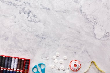 Renkli dikiş ve terzilik araçları ve ışık arka grubunda ögeler