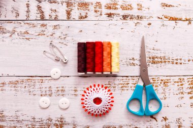 Renkli dikiş ve terzilik araçları ve ışık arka grubunda ögeler