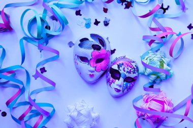 Karnaval renkli eşyalar ve konfeti, maske manzarası