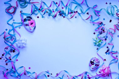 Karnaval renkli eşyalar ve konfeti, maske manzarası