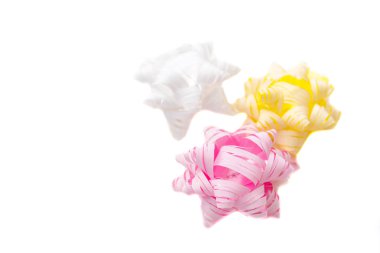 Karnaval renkli eşyalar ve konfeti, maske manzarası